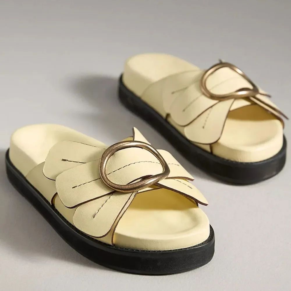 Farm Rio
Banana Yellow Daisy Slide Sandal NWT Size US 9
